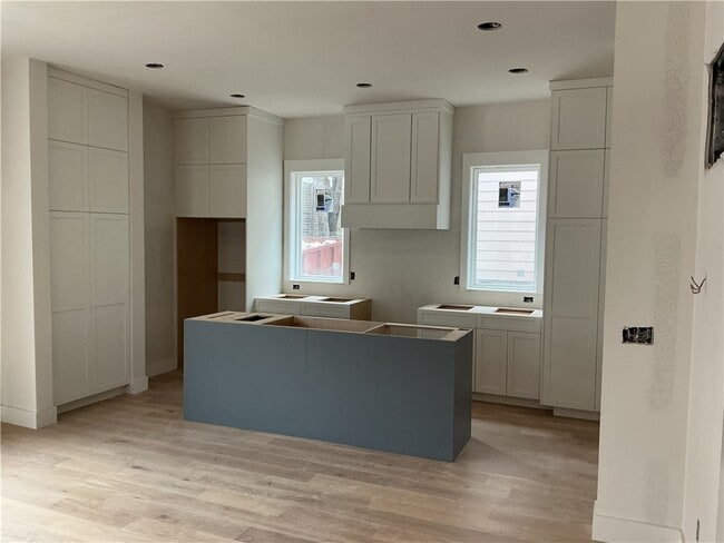 Building Photo - 18 E 4th St