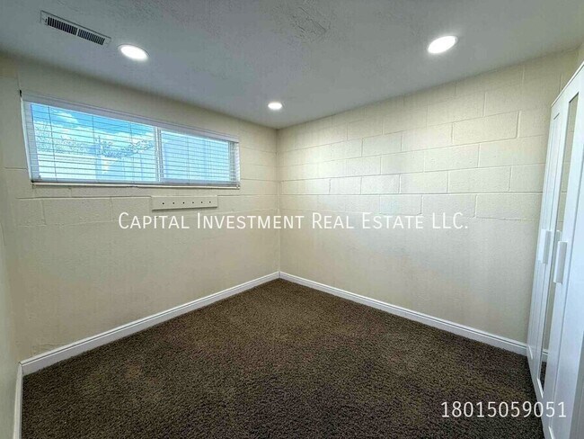 Building Photo - 1102 E Sego Lily Dr