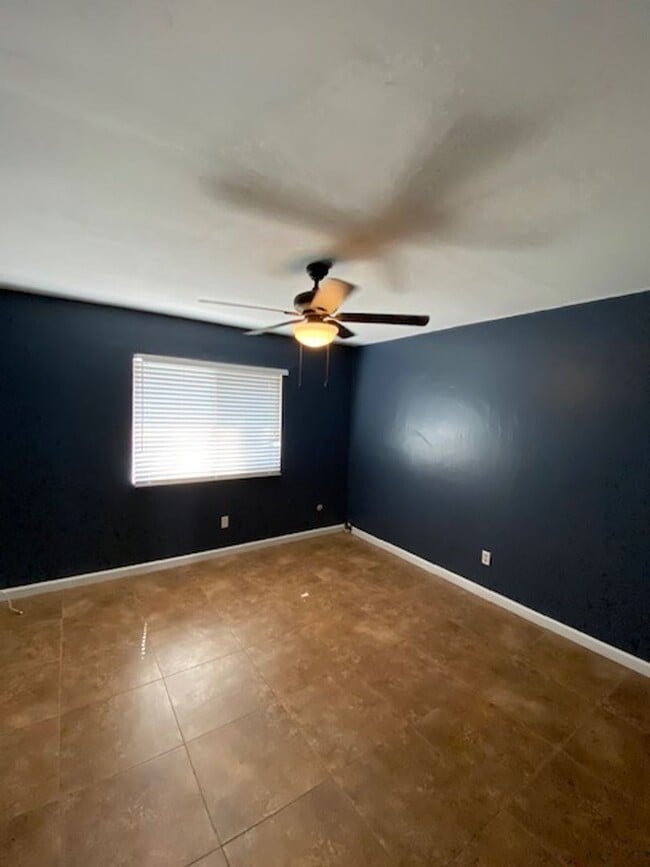 Building Photo - SW Bakersfield home with pool!