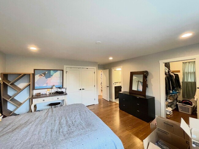 Building Photo - Spacious Corner-Lot Home 4 bed 3 bath – Green Lake, Seattle, WA