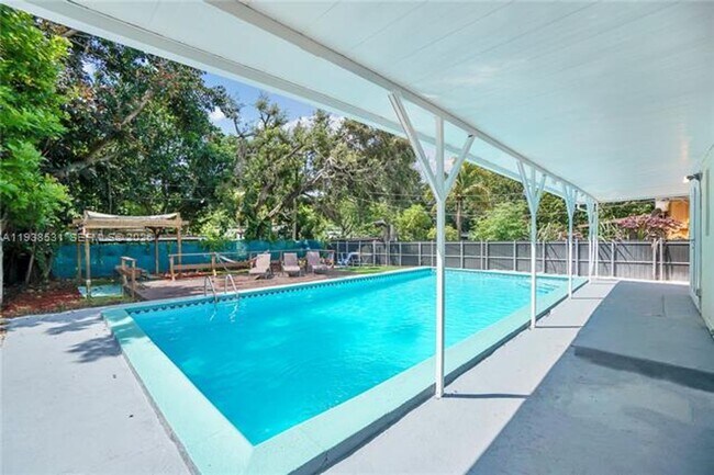 Building Photo - 1370 NE 133rd St