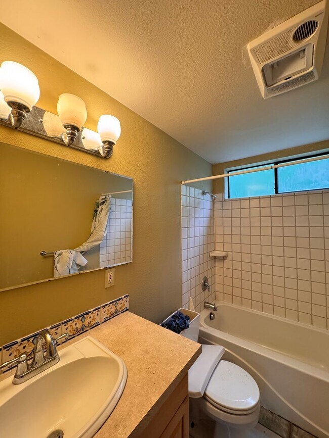 Building Photo - Beautiful Wedgwood Home with Flexible Living + 2nd Kitchen