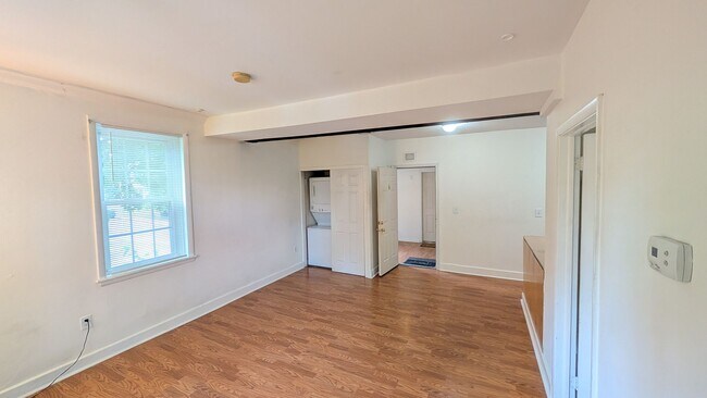 Building Photo - Creekside 1BR with Central Air and W/D
