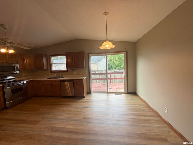 Building Photo - 613 Oakbrook Ave