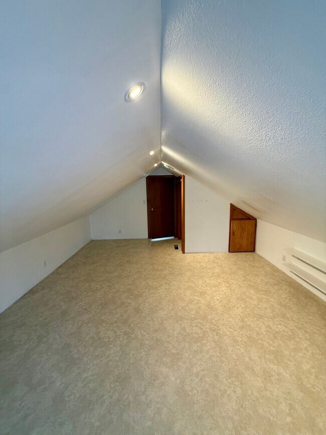 Building Photo - 2036 Lavey St