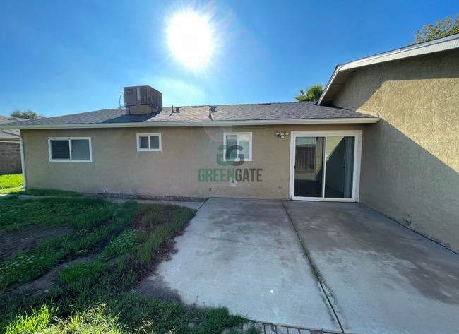 Building Photo - NOW AVAILABLE! Beautiful 3 Bedroom, 2 Bathroom Home Located in Ripon, CA