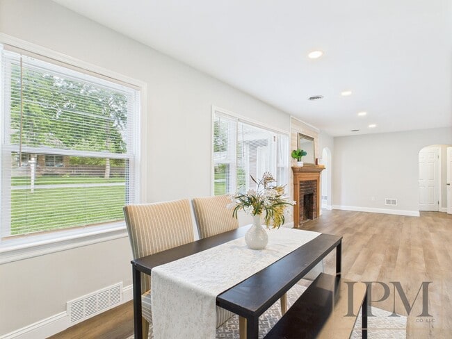Building Photo - Available Now! Beautiful 3 Bedroom 2 Bath ...