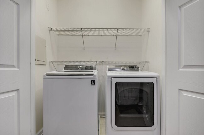 Building Photo - Southwood Townhome with Community Pool