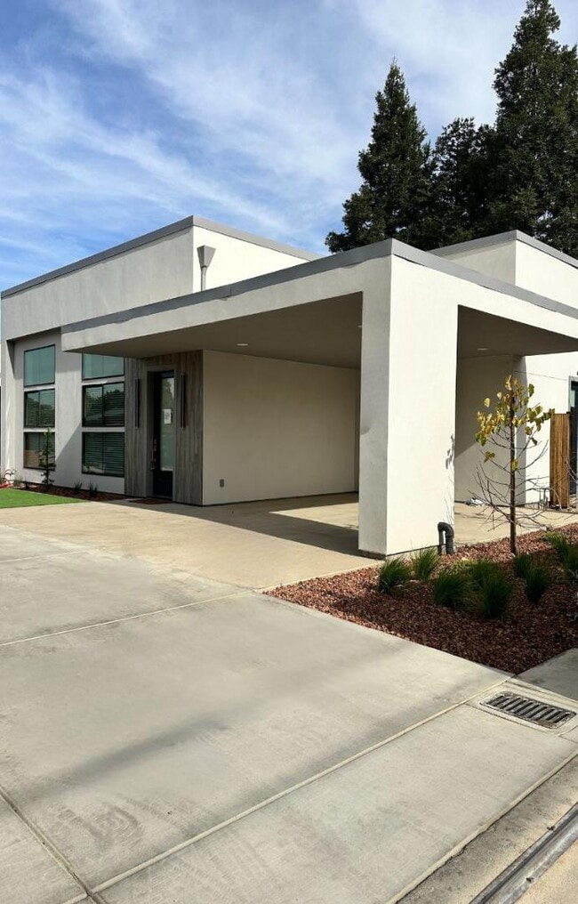 Building Photo - 309 W Roseburg Ave