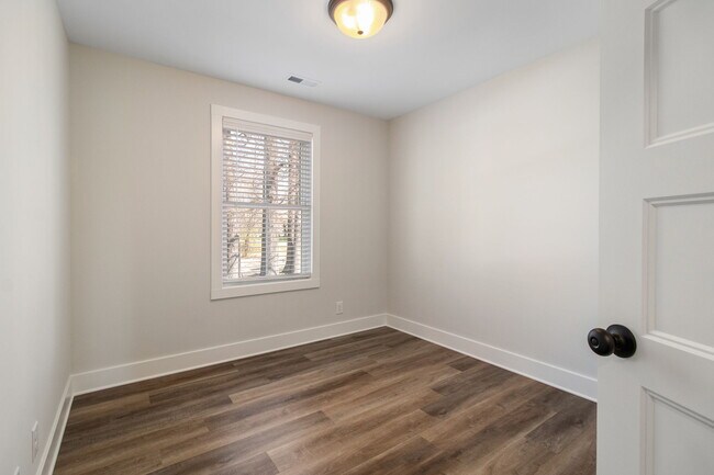 Building Photo - 160 Excell Rd