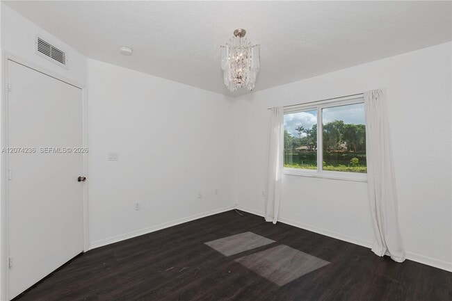 Building Photo - 975 NE 34th Ave