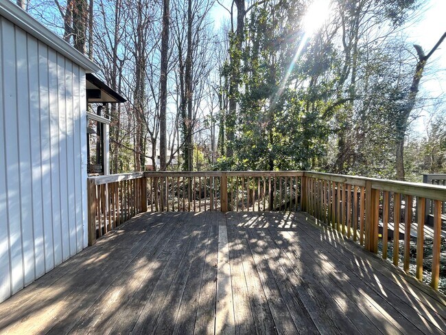 Building Photo - Newly listed!