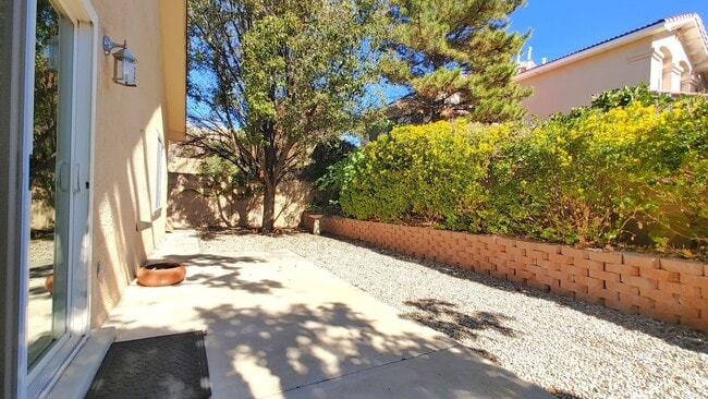 Building Photo - Spacious 3 Bedroom 2 Bathroom Home In The NE!