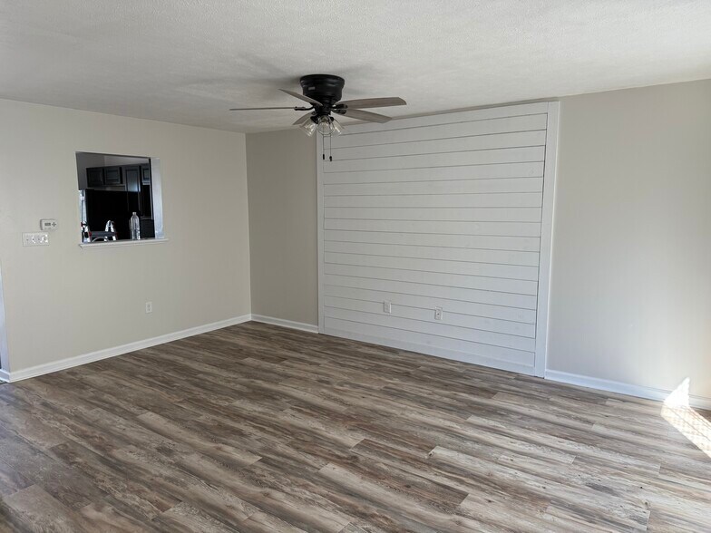 Building Photo - 204 Treeline Ln