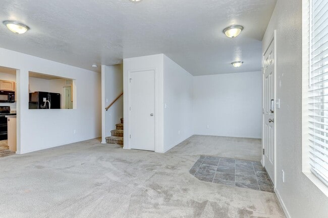 Building Photo - Very Clean 4 Bedroom 2.5 Bath Two Story Ho...