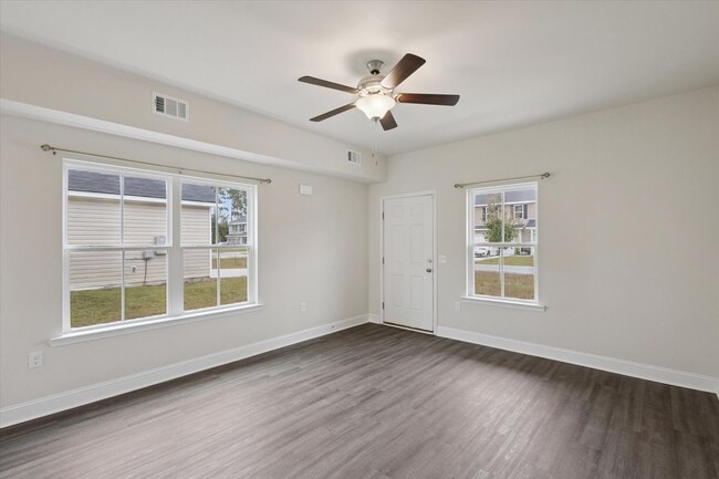 Building Photo - $500 RENT CREDIT | AVAILABLE NOW! (Small Pets Only)
