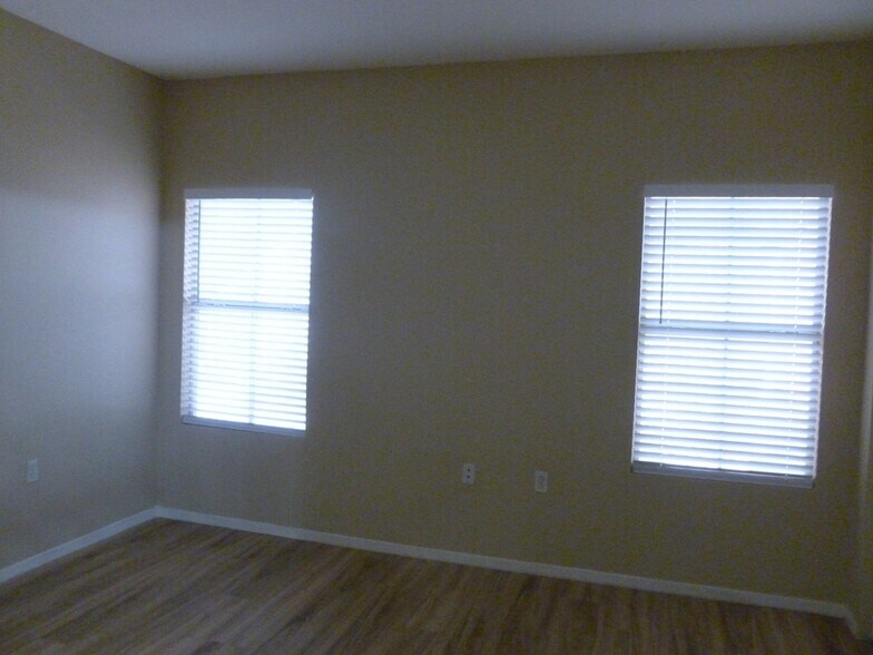 Building Photo - 3400 Cabana Dr