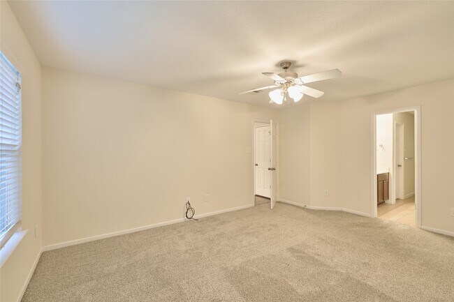 Building Photo - 12515 Lakeshore Dr