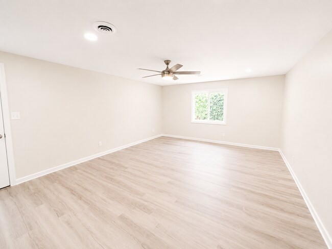 Building Photo - Two bedroom, 2 bath house in Burlington-Coming soon