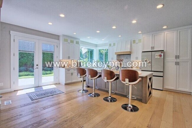 Building Photo - 3 Bed, 2.5 Baths Luxury Home Located Near ...