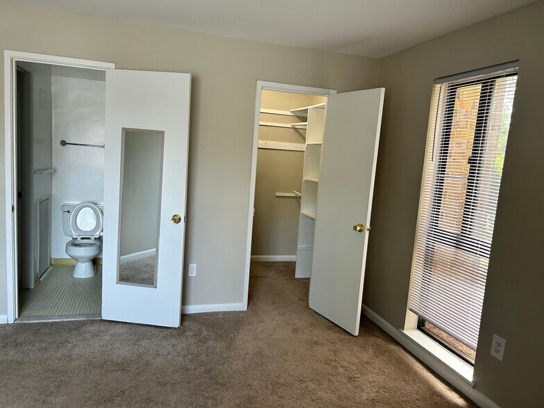 Building Photo - 5488 Cedar Ln