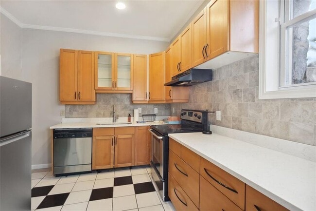 Building Photo - 653 Somerset Terrace NE