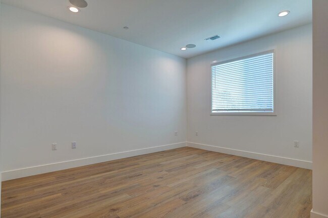 Building Photo - Fantastic Multi-Level Townhome - 3 bed 3 b...