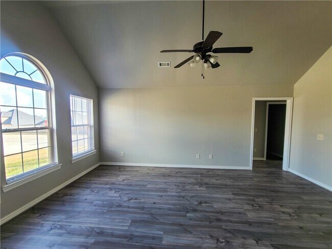 Building Photo - 580 Keswick Dr
