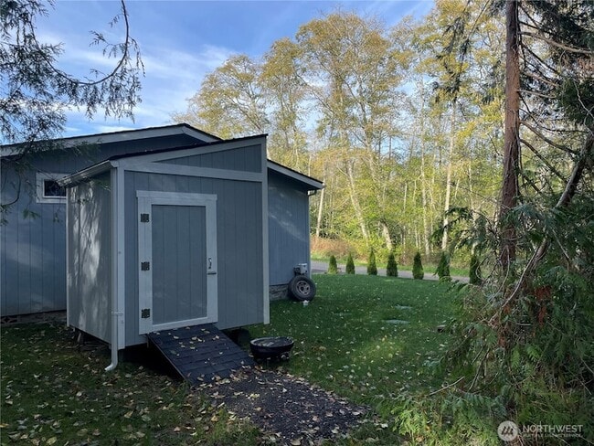 Building Photo - 39001 Shoreview Dr NE