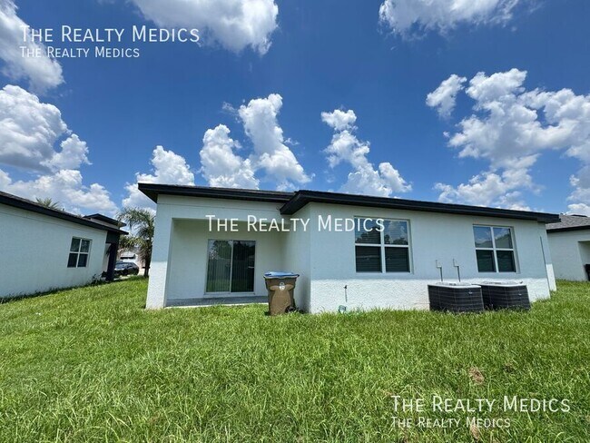 Building Photo - 211 Bedford Dr