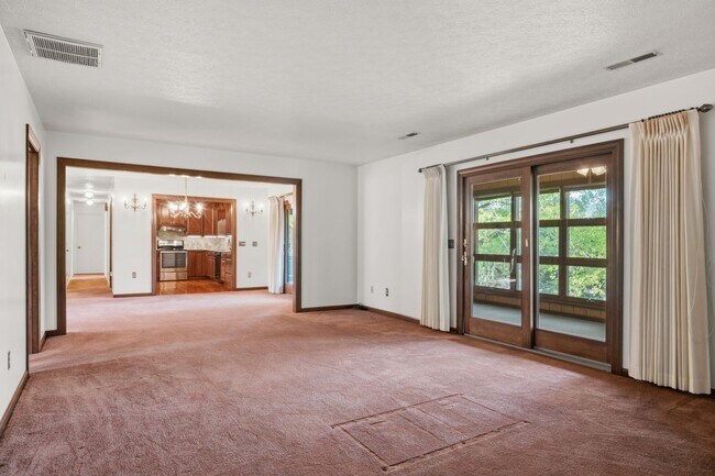 Building Photo - Spacious 5-Bedroom Home in Prestigious Blacksburg Country Club Estates