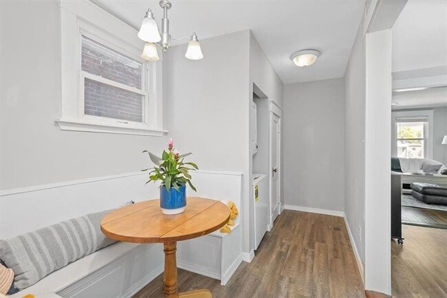 Building Photo - Quintessential Northside House