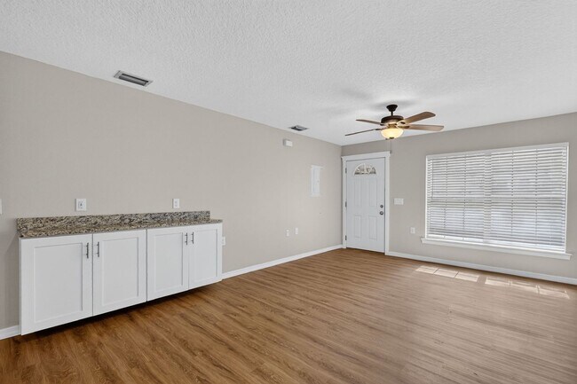Building Photo - 2/2 Duplex in Umatilla w/ Private Fenced Yard & Dual Screened Patios!