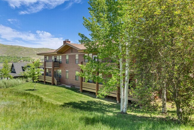 Building Photo - 8381 Meadowview Ct