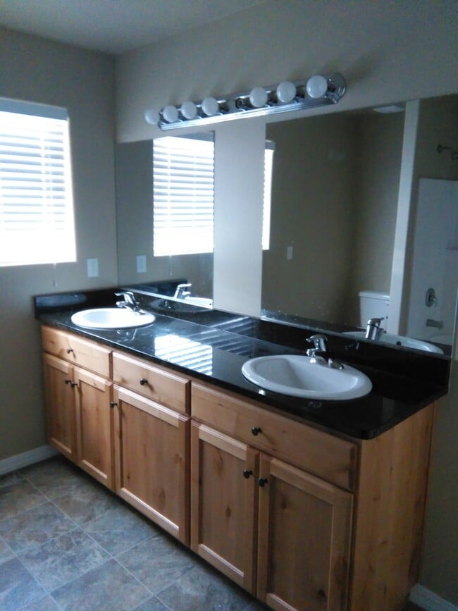 Building Photo - 3 Bedroom, 2.5 Bathroom Twin Home in Gemin...
