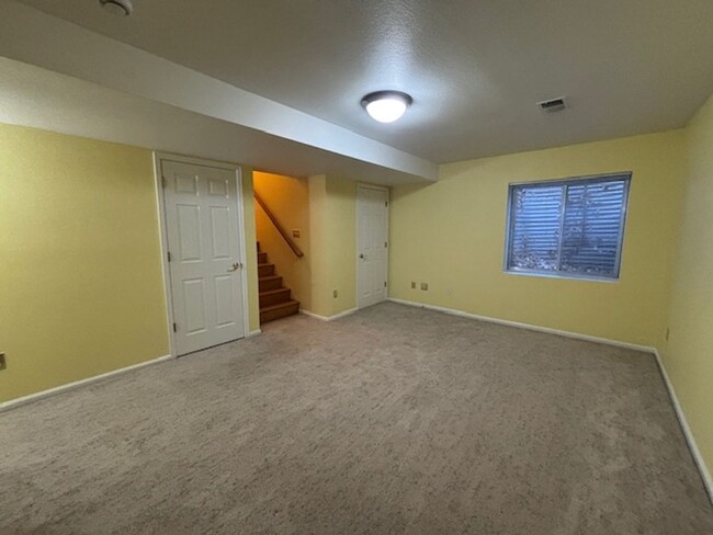 Building Photo - Beautiful four bedroom townhouse with doub...