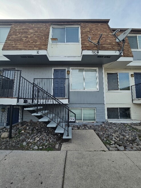 Building Photo - 1412 E 9th St