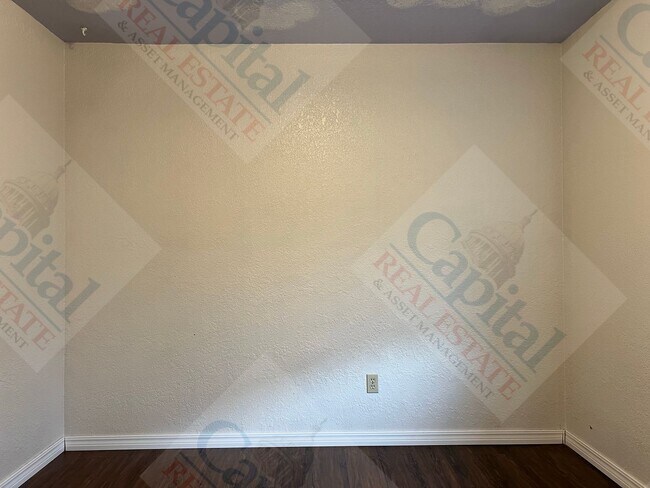Building Photo - Charming 3 Bedroom
