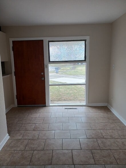 Building Photo - 1681 Brentwood Dr