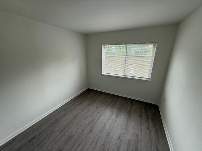 Building Photo - Well Maintained condo in East Charlotte!