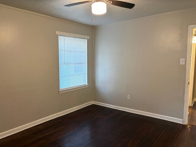 Building Photo - 5818 Glenhurst Dr