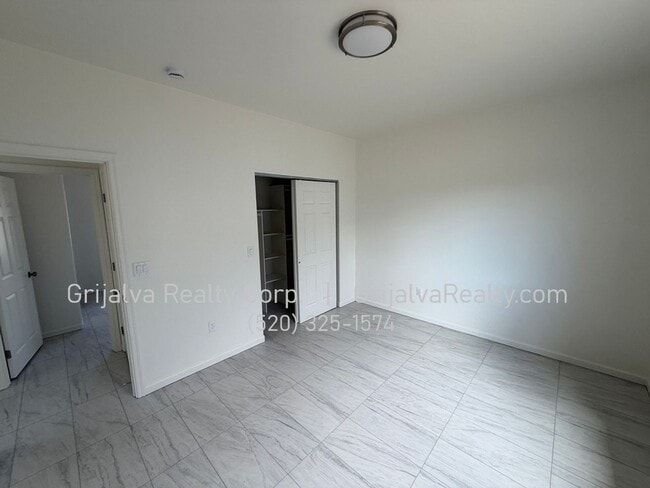 Building Photo - 4509 S 7th Ave