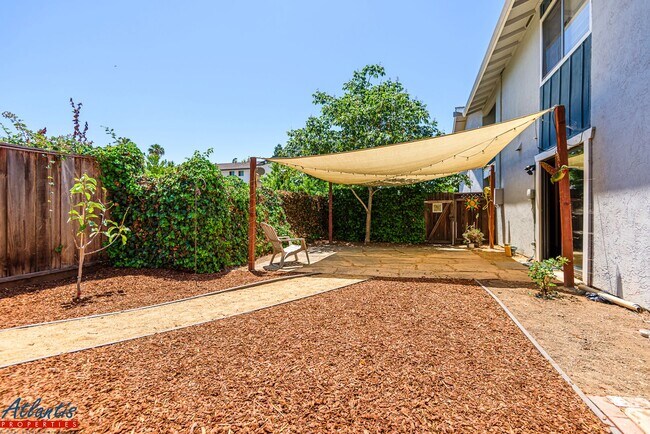 Building Photo - Lovely Condo | Private Yard | Prime Location