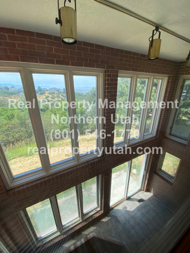 Building Photo - Beautiful Bountiful Home on the Bench