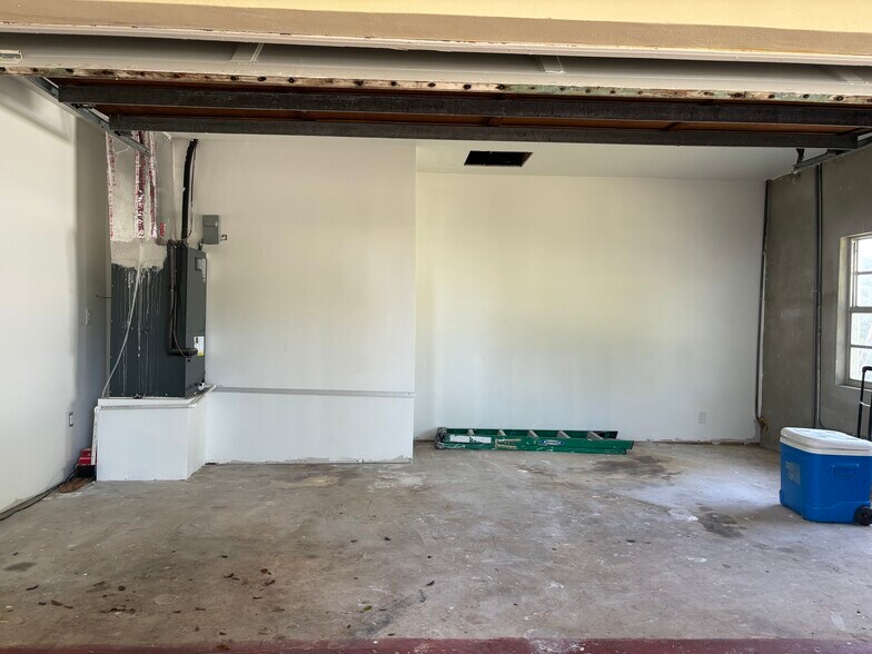 Building Photo - 15250 NE 8th Ave