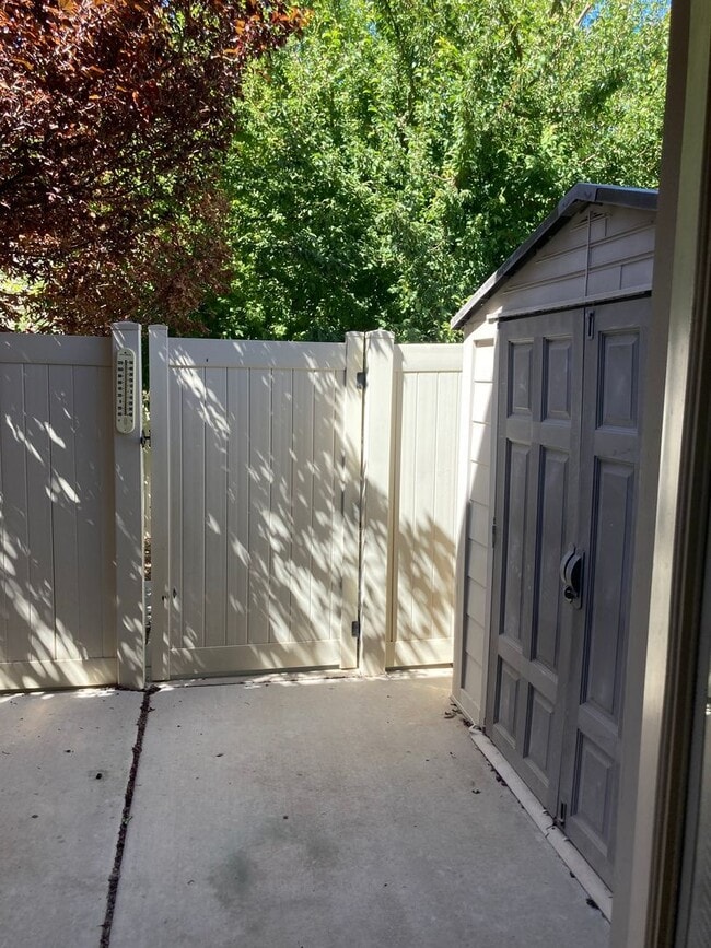 Building Photo - Cedar Park Townhome