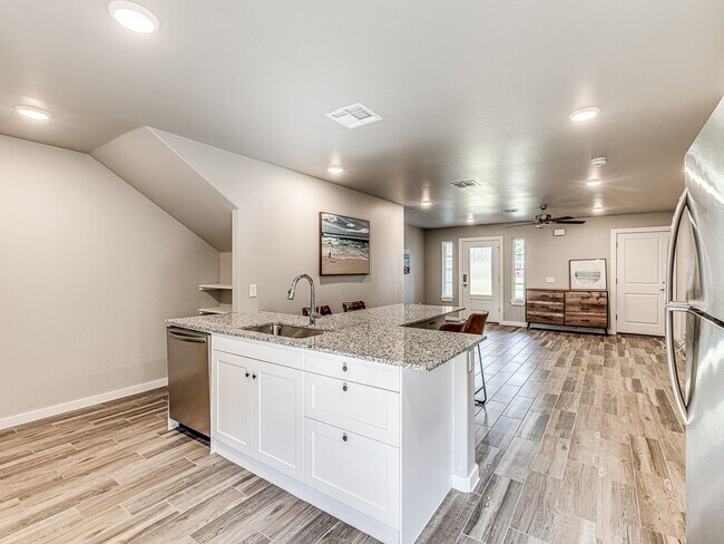 Building Photo - Newer home in the heart of OKC + 5 bedrooms + 5 bathrooms + 2 car garage