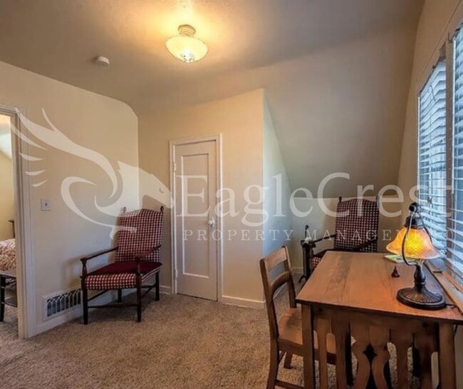 Building Photo - Charming Two Bedroom House with Bonus Room & Large Fenced Yard