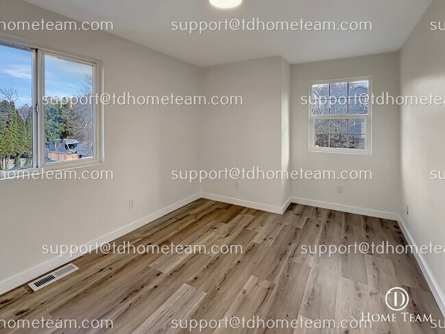 Building Photo - "Spacious 4-Bed Oasis with Scenic Views in Prime Seattle Location!"