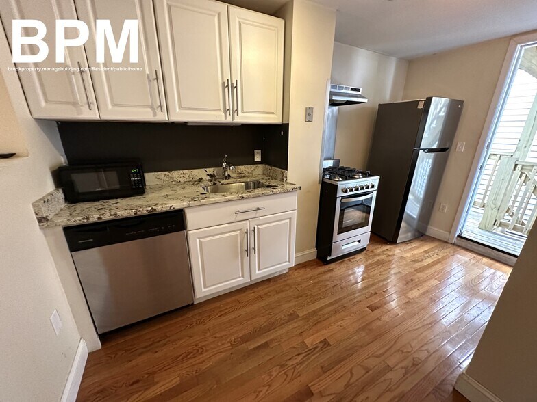 Building Photo - 238 Everett St